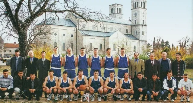 Momčad Širokog 1997. godine na vanjskom igralištu